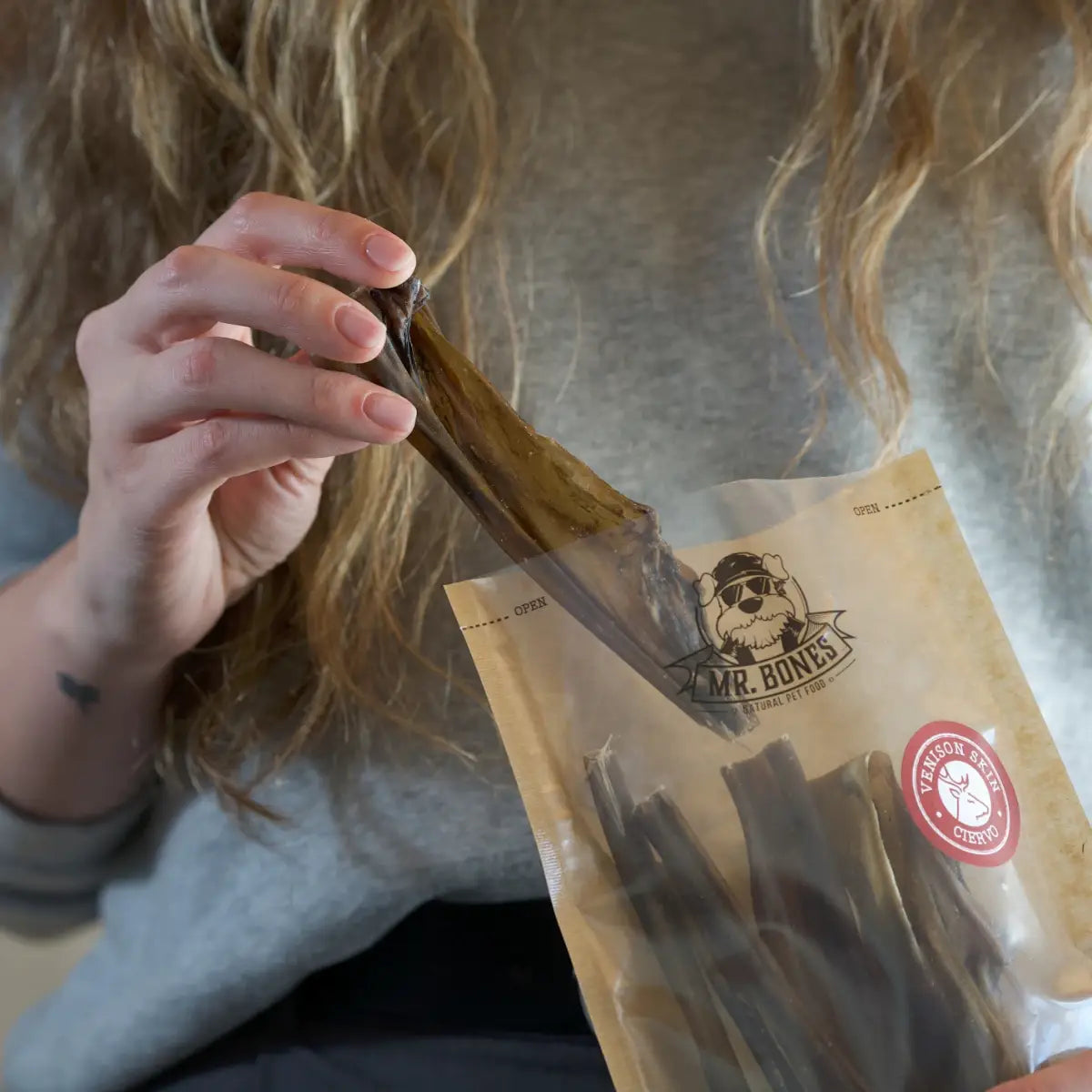 Bag of air-dried venison skin dog chews, high-hardness natural dental snack for medium and large dogs.