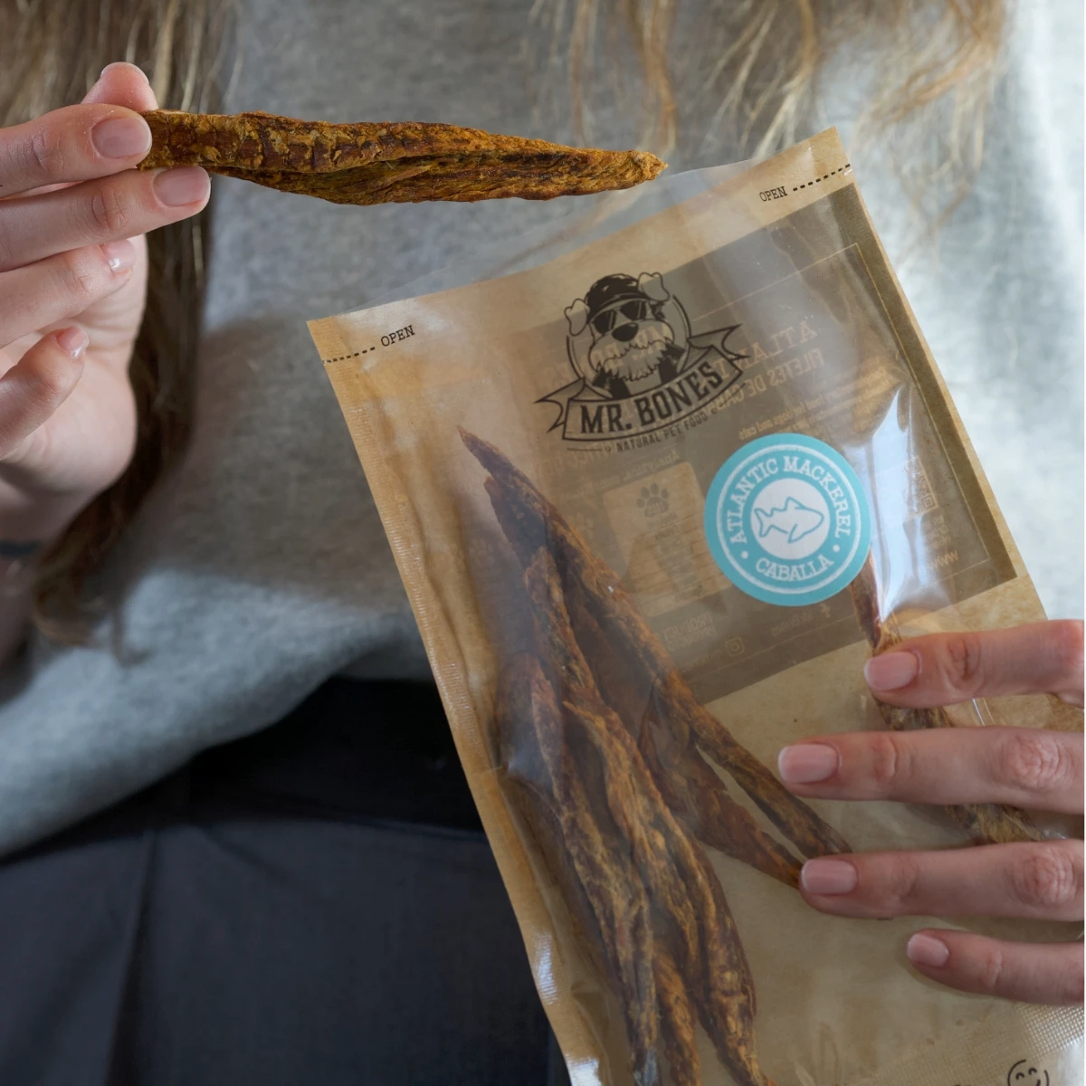 Bag of air-dried Atlantic mackerel fillets for dogs, natural fish snack rich in omega-3.